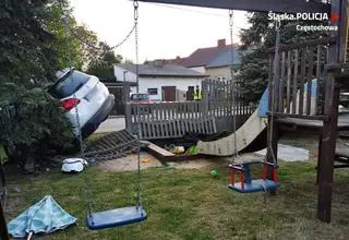 Pijany wjechał do piaskownicy