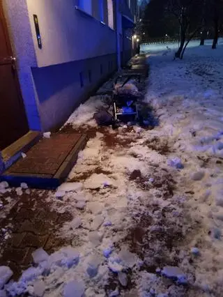 Bryła lodu spadła z dachu bloku na mężczyznę z dzieckiem
