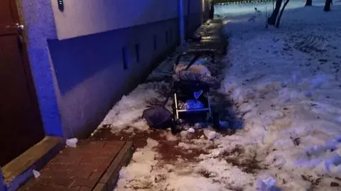 Bryła lodu spadła z dachu bloku na mężczyznę z dzieckiem