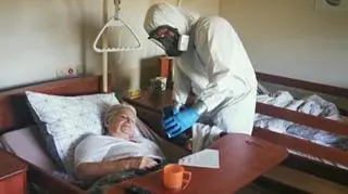 Pensjonariuszka domu opieki z Czernichowa rozmawia z wnuczką i córką