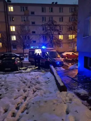 Bryła lodu spadła z dachu bloku na mężczyznę z dzieckiem