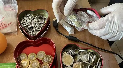 "Były tam pluszowe zajączek oraz miś, a także dziecięce portfele". Kryminalni otworzyli zabawki