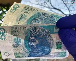 Wytwórnia fałszywych pieniędzy w Chorzowie - prawdziwe 50 złotych (u góry) i fałszywe