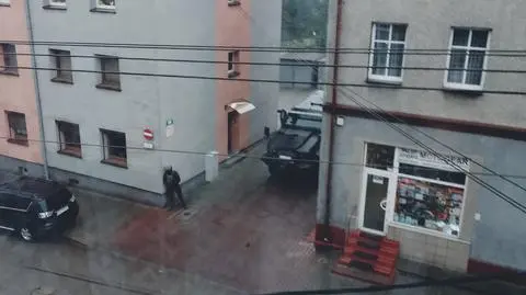 Podejrzewali, że może strzelać. Zabezpieczają "różne jednostki broni" w jego mieszkaniu