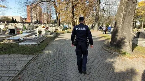 Policjanci w Siemianowicach pilnują bezpieczeństwa w rejonie cmentarzy