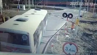 Autobus wyłamał rogatki i pojechał dalej