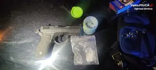W aucie 45-latka ujawniono broń i narkotyki