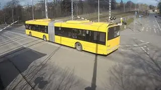 Autobus staranował zamykające się rogatki