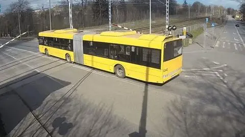 Autobus staranował zamykające się rogatki. Opuszczający się szlaban rozbił szybę pojazdu