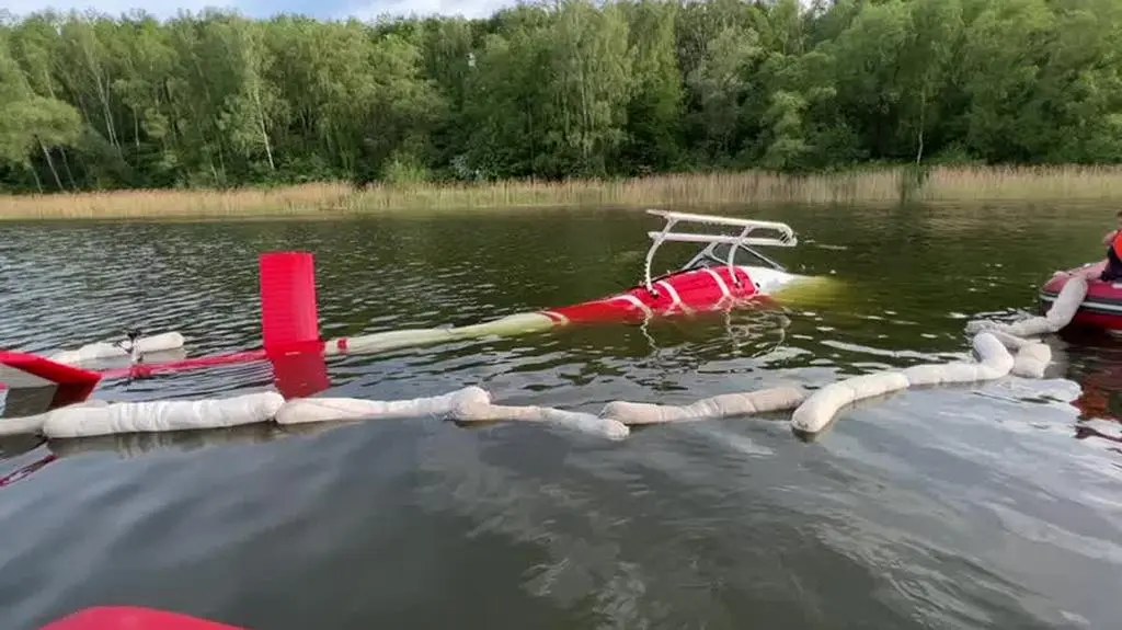 Przygotowania do wyciągnięcia śmigłowca z wody