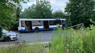 Autobus uderzył w słup