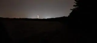 Komin fabryki w Kluczach w nocy