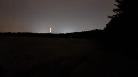 Komin fabryki w Kluczach w nocy