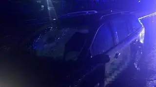 Potrącony pieszy wybił ciałem przednią szybę auta