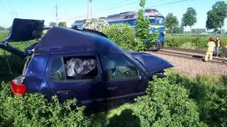 Volkswagen po zderzeniu z lokomotywą