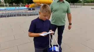 8-latek za swoją postawę został nagrodzony kartą wstępu i zestawem plażowym
