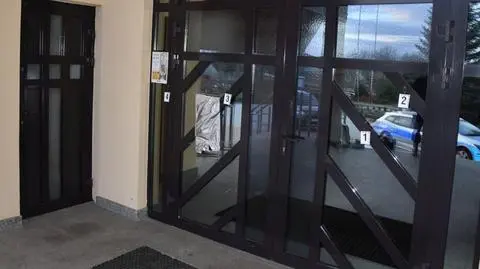 Zniszczone drzwi i elewacja koscioła