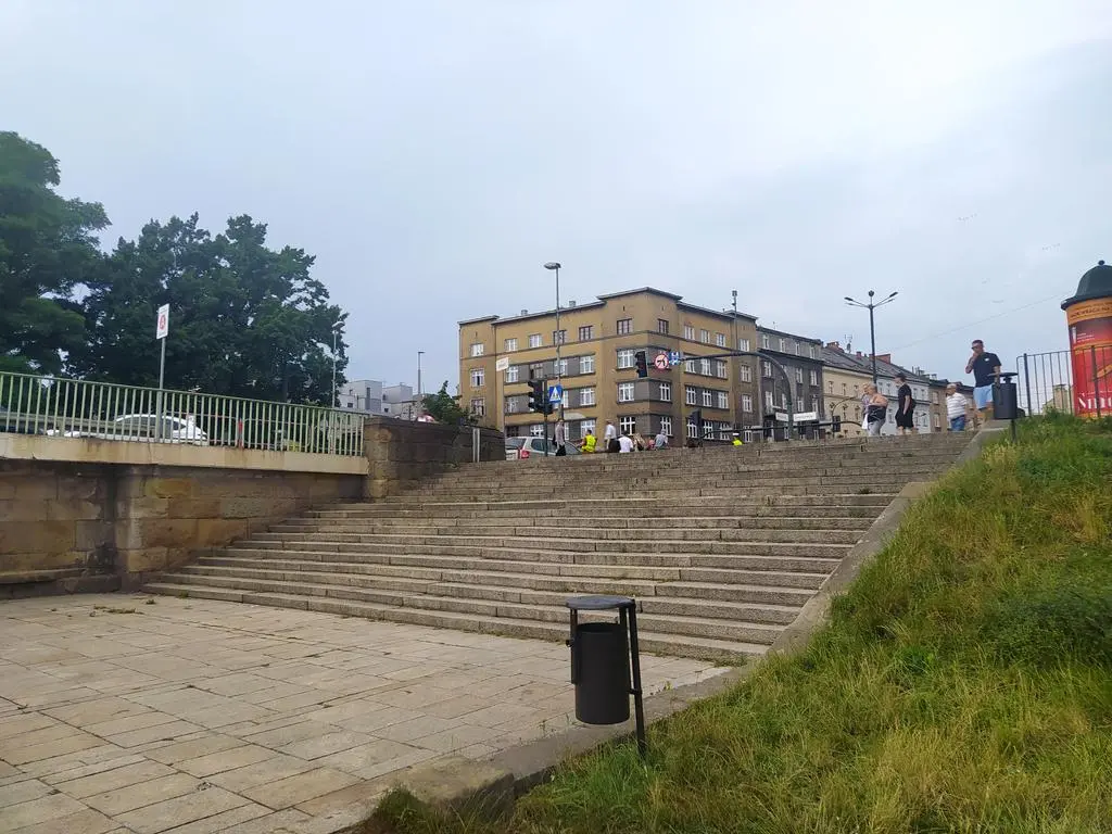Schody, z których spadł samochód