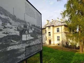 Szary Dom przy wejściu na teren dawnego obozu