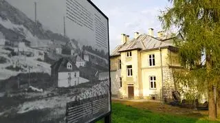 Szary Dom przy wejściu na teren dawnego obozu