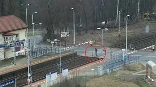Szlabany były opuszczone, pieszy wszedł na tory