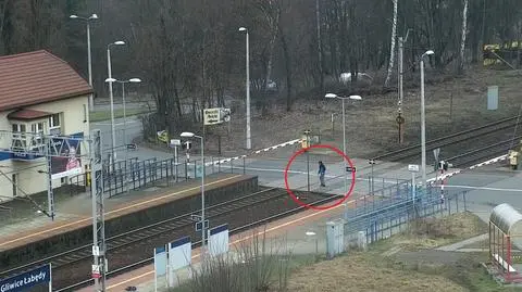 Szlabany były opuszczone, pieszy wszedł na tory