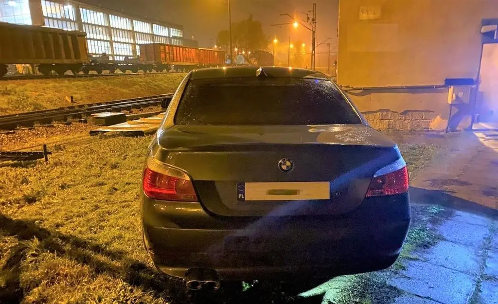 Zjechał samochodem na tory kolejowe