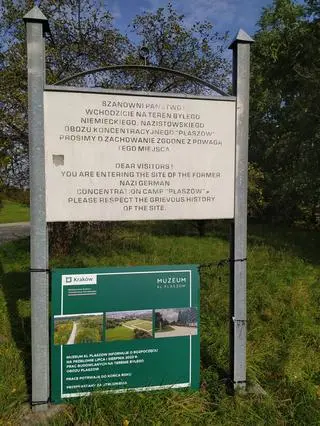 Tablica informacyjna przy wejściu na teren dawnego obozu