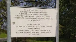 Tablica informacyjna przy wejściu na teren dawnego obozu