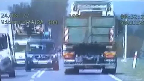 Prawie zderzył się z ciężarówką. Na oczach policjantów