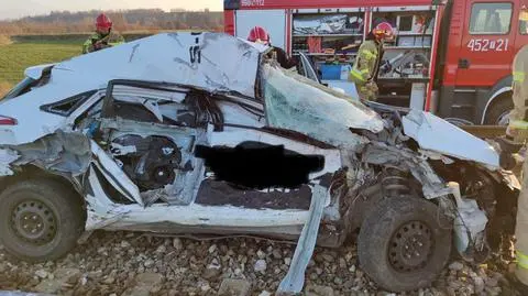 Zderzenie na niestrzeżonym przejeździe, zginął kierowca