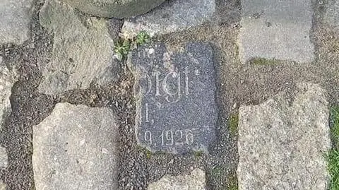 "Zobowiązuję firmę do usunięcia z chodnika fragmentów historii"