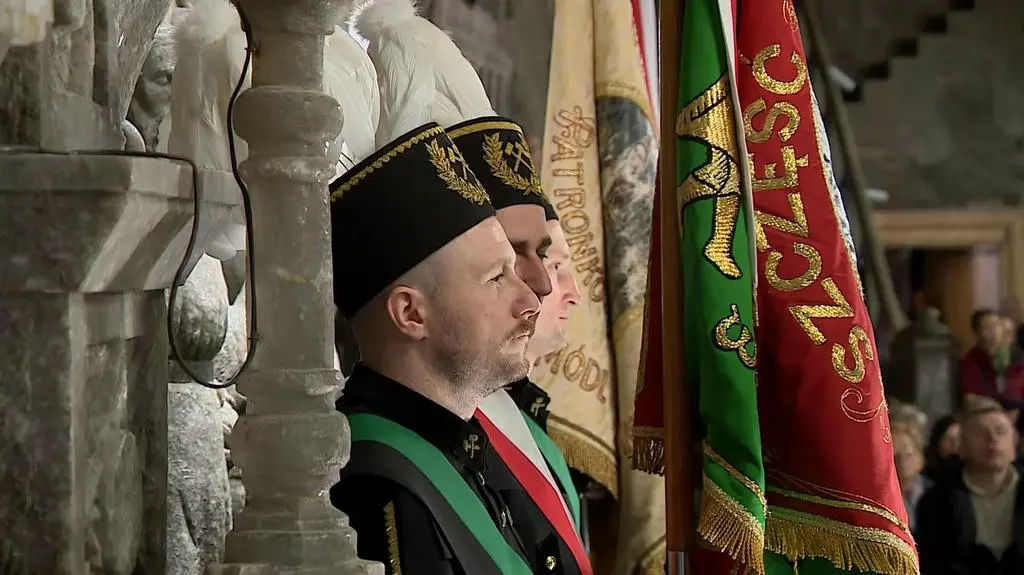 Górnicy w galowych mundurach podczas pasterki w Kopalni Soli w Wieliczce