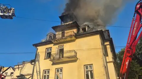 Pożar pustostanu w Szczawnicy. W akcji blisko 100 strażaków