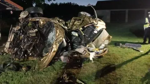 Auto dachowało, zginęły dwie młode osoby. Kierowca był pijany, ale do winy się nie przyznaje