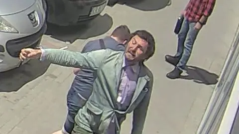 Pobił i skopał mężczyznę, uderzył jego partnerkę. Policja publikuje zdjęcia