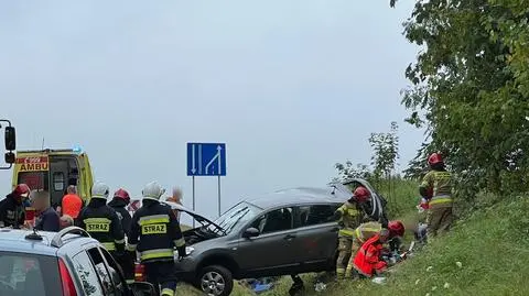 Zderzenie dwóch aut. Jedna osoba nie żyje, pięć jest rannych