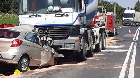 Zmiażdżone auto, kierująca nie żyje. Skutki czołowego zderzenia z betoniarką