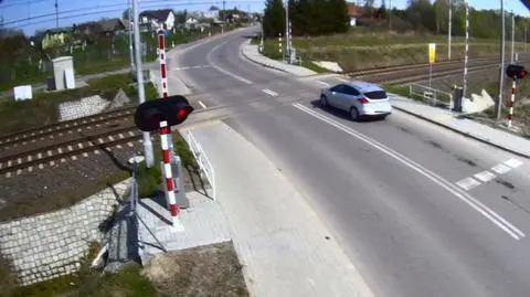 Czerwone światło na przejeździe, a samochody jadą. "Limit szczęścia może się wyczerpać"