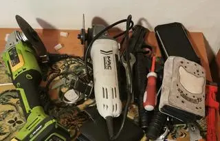W trakcie przeszukania policjanci znaleźli w hotelowych pokojach szereg skradzionych przedmiotów