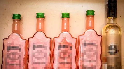 Butelki po śliwowicy, a w środku amfetamina