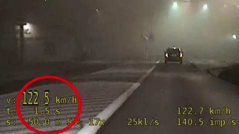 W gęstej mgle niewiele widział, ale pędził przez miasto z prędkością 122 km/h. Nagranie