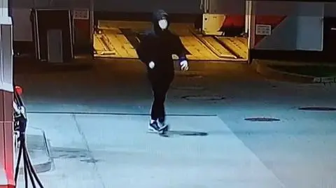 Napadł na stację benzynową, szuka go policja. Nagranie