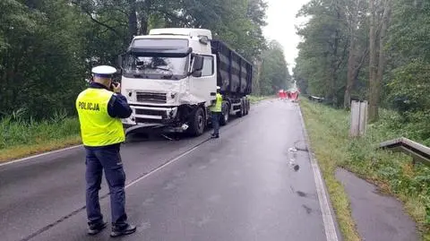 Zderzenie ciężarówki z busem. Nie żyją dwie osoby