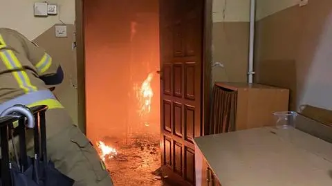 Mieszkanie płonęło, kobieta i mężczyzna byli uwięzieni. Czołgali się, by ich wydostać