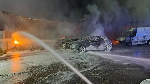 Spłonął warsztat samochodowy, a wraz z nim siedem pojazdów