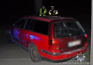 Policjanci z Wałbrzycha dostali w nocy zgłoszenie, dotyczące zachowania kierowcy na parkingu przy ulicy Kasztanowej