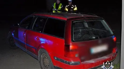 Policjanci z Wałbrzycha dostali w nocy zgłoszenie, dotyczące zachowania kierowcy na parkingu przy ulicy Kasztanowej