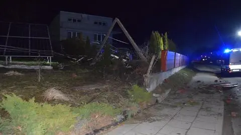 19-latek kierujący pojazdem sam opuścił samochód i nie wymagał lekarskiej interwencji