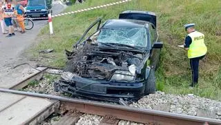 Kierowca wjechał pod pociąg